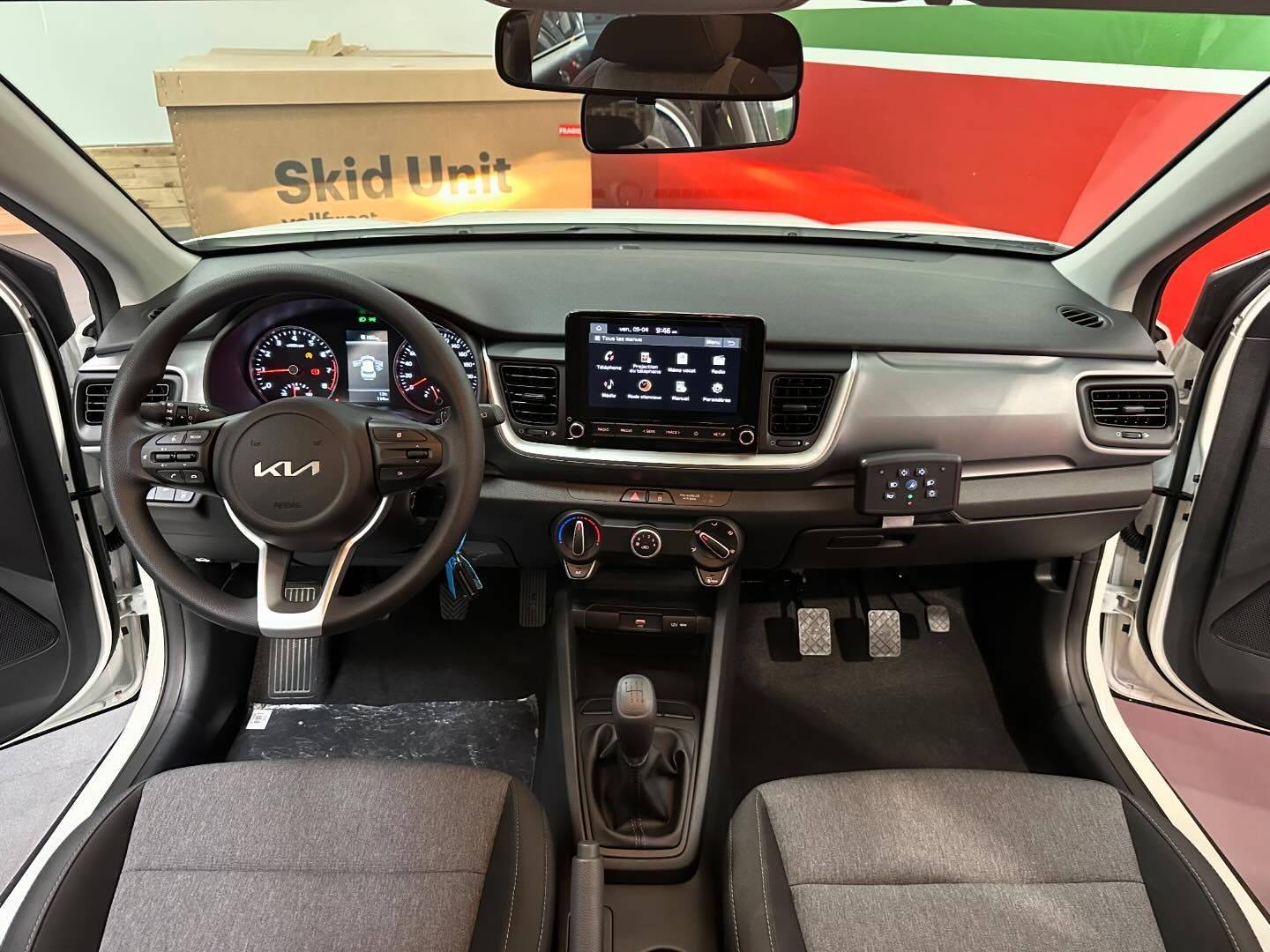 handicape mobilité réduite aménagement pmr tpmr auto ecole accelerateur à la main frein à la main double pédalier