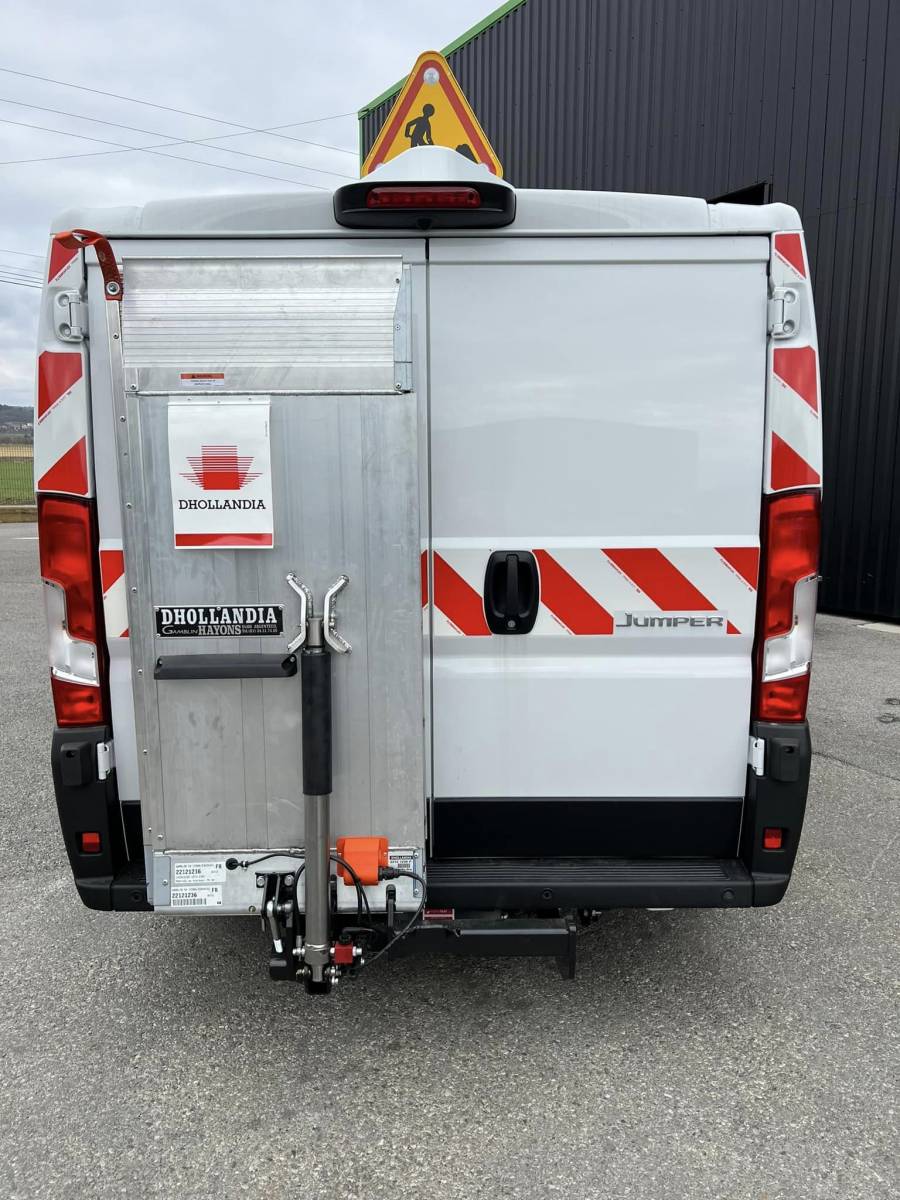 hayon élévateur sur véhicule utilitaire à Digne les Bains 04