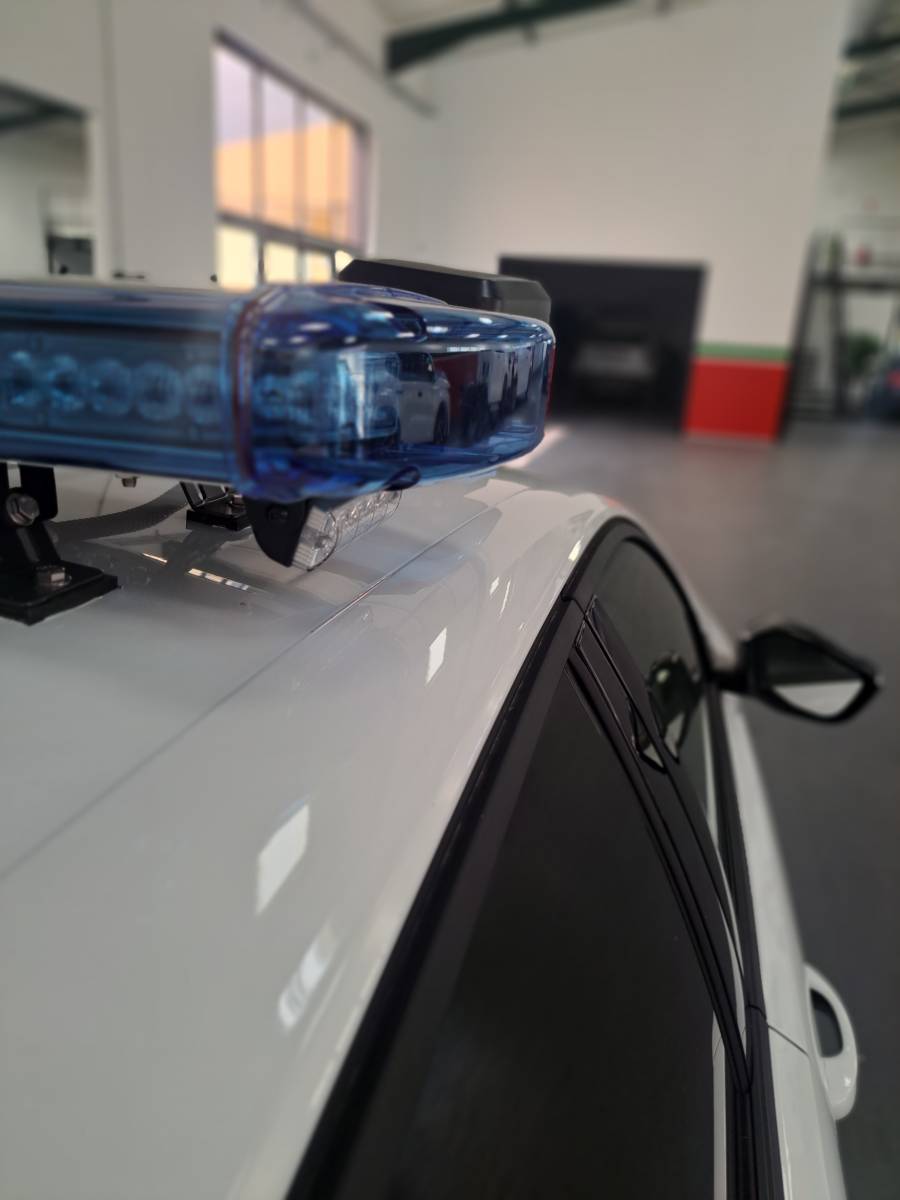 Aménagement d'un Opel Astra Hybrid en véhicule de police municipale