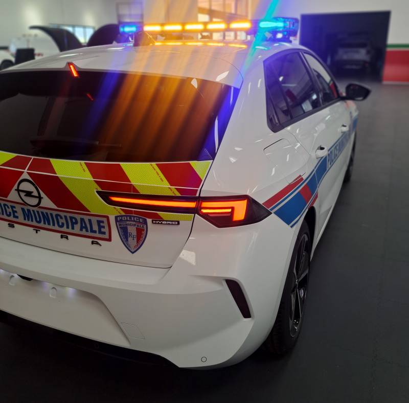 Transformation d'une Opel Astra en véhicule de police municipale dans les alpes de haute provence 04