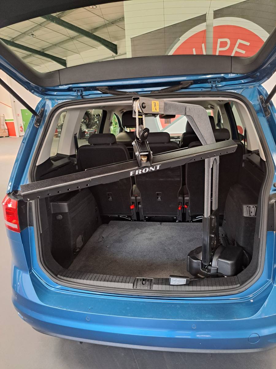 Aménagement grue de coffre et siège électrique pivotant