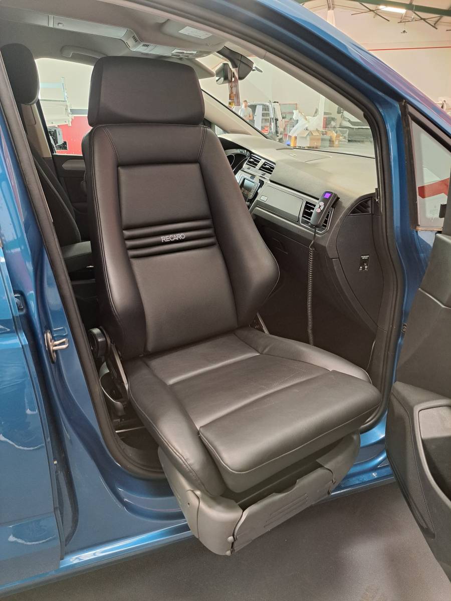 aménagement d'un utilitaire - pose d'un siège rotatif pour faciliter le transport de pmr en fauteil roulant dans les Alpes de haute provence 04