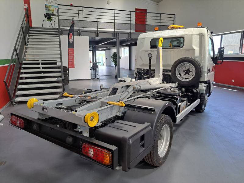 Pose d'un bras Ampliroll sur un Fuso Canter