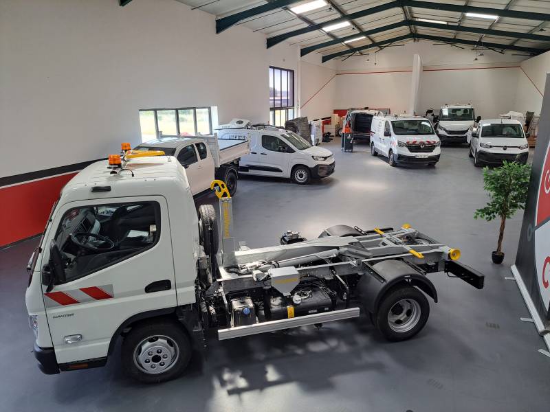 Pose d'un bras ampliroll sur un Fuso Canter dans la région paca 