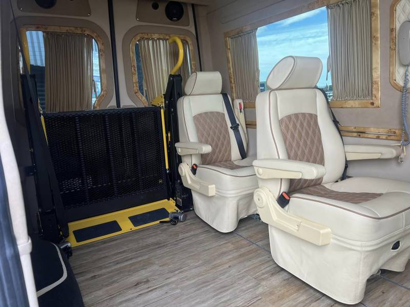 Mercedes Sprinter VIP adapté aux personnes à mobilité réduite à Manosque 04