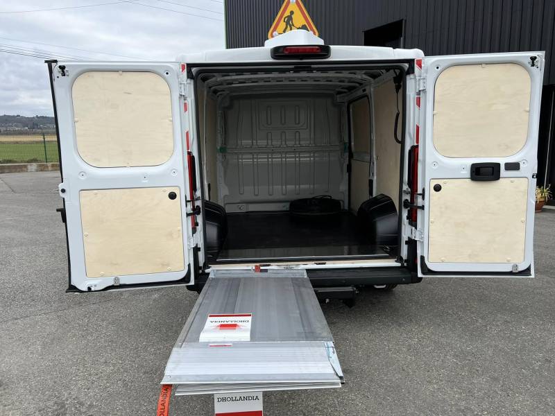 Installation d'un hayon élévateur sur fourgon à Manosque 04