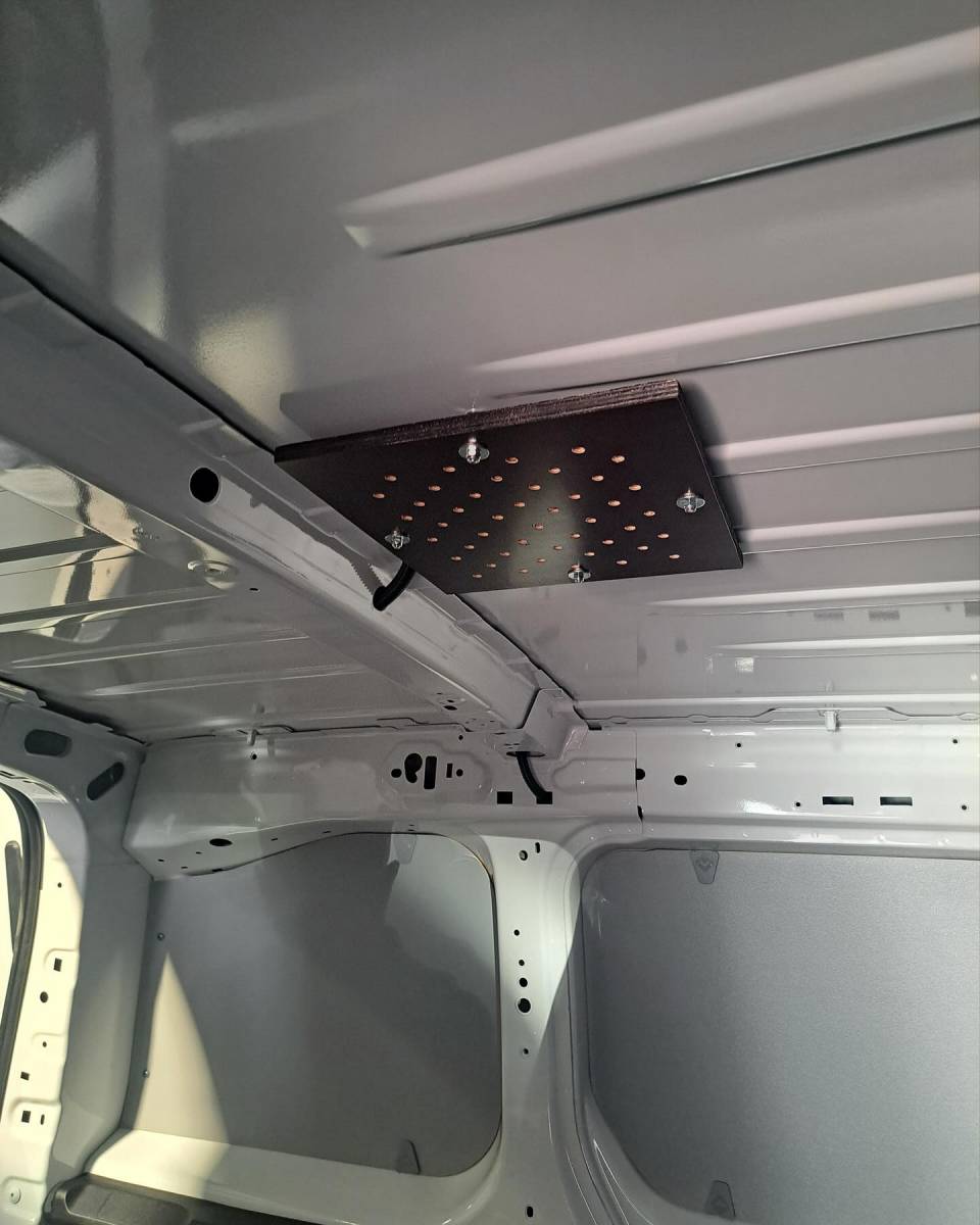 Aérateur de toit sur Renault Trafic à Manosque 04