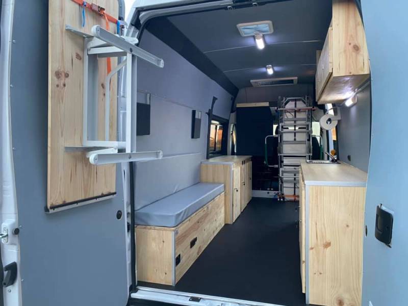 Aménagement d'un cabinet médical ambulant dans un fourgon