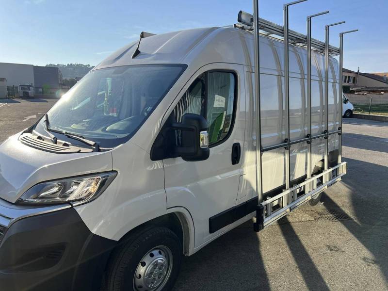 Pose galerie et porte pupitre sur utilitaire dans la région Paca 