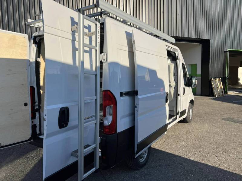 Pose d'une galerie et porte pupitre sur un Citroen Jumper