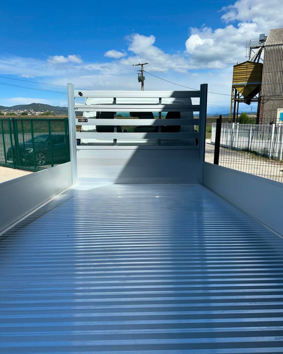 Plateau ridelles sur chassis cabine à Manosque 04