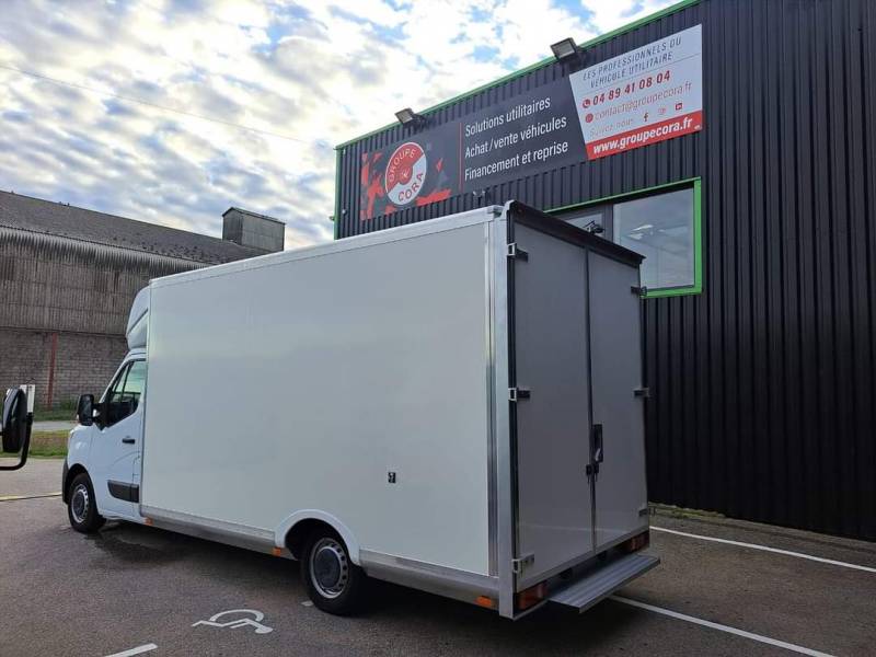 Aménagement d'un véhicule utilitaire avec la pose d'une caisse sur mesure