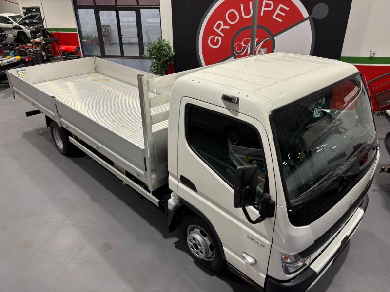 Pose d'un plateau sur un Fuso Canter dans la région Paca 