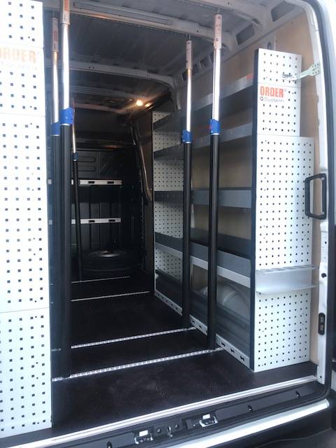 Pose meubles en acier dans un IVECO dans la région paca 