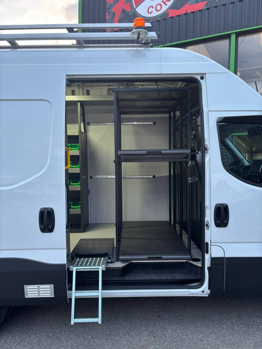 Aménagement interrieur et exterrieur d'un utilitaire IVECO dans les alpees de haute provence 04