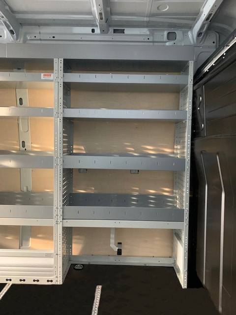 Pose meuble en acier dans un IVECO pour un particulier dans les alpes de haute provence 04
