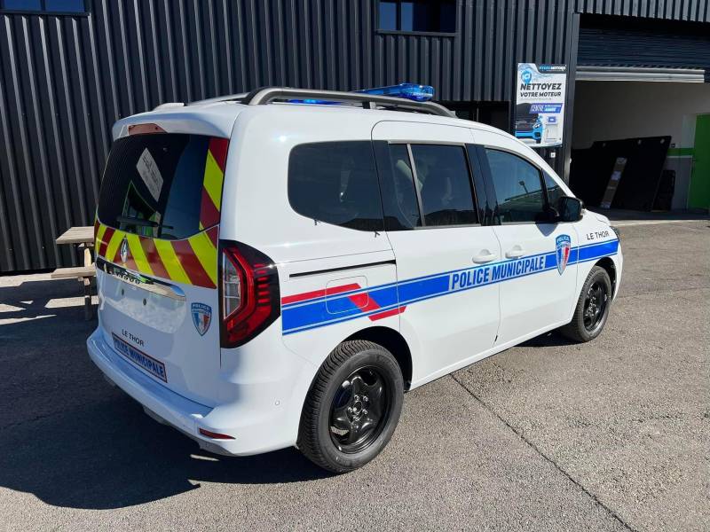 Transformation d'un Renault Kangoo en véhicule de police municipale à Manosque 04 proche d'Aix en provence 13