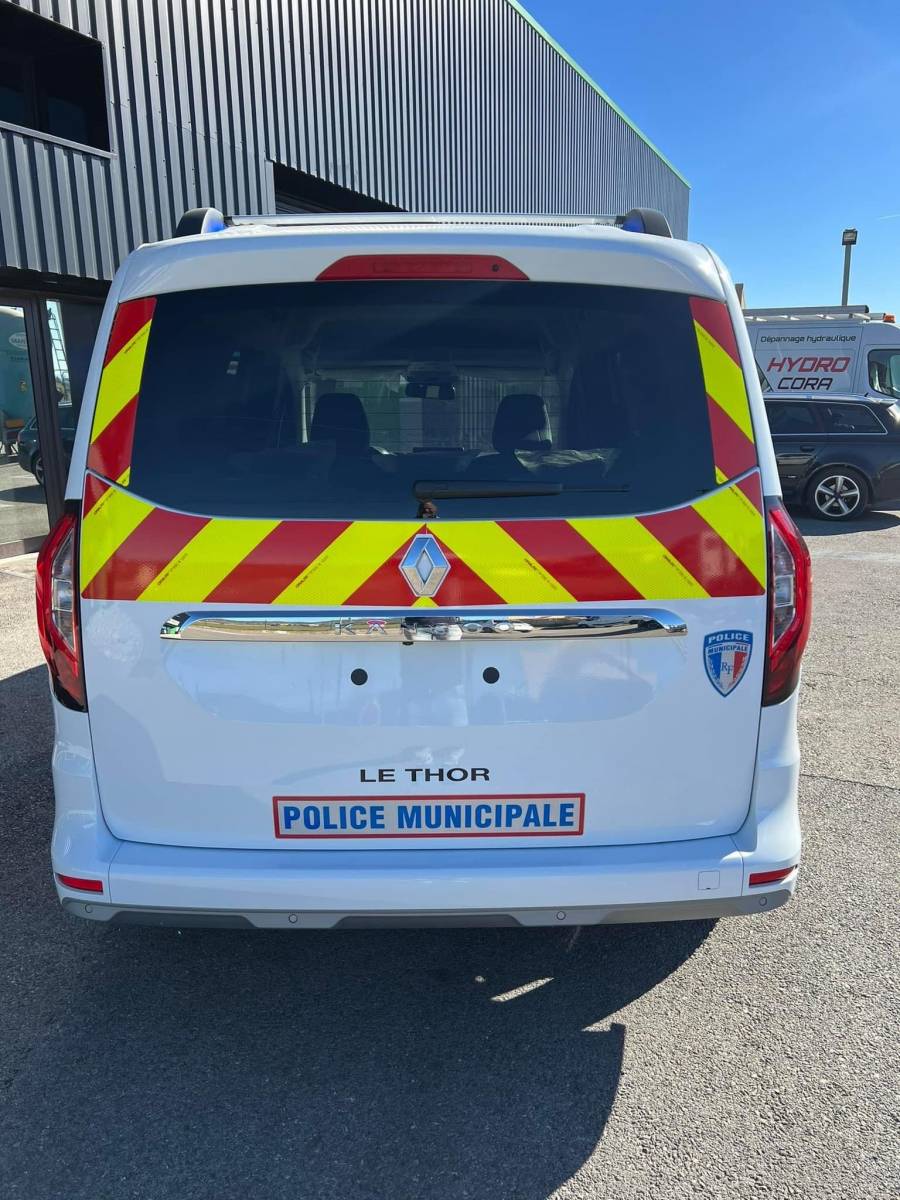 Transforation d'un Renault Kangoo en véhicule de police municipale dans les alpes de haute provence 04