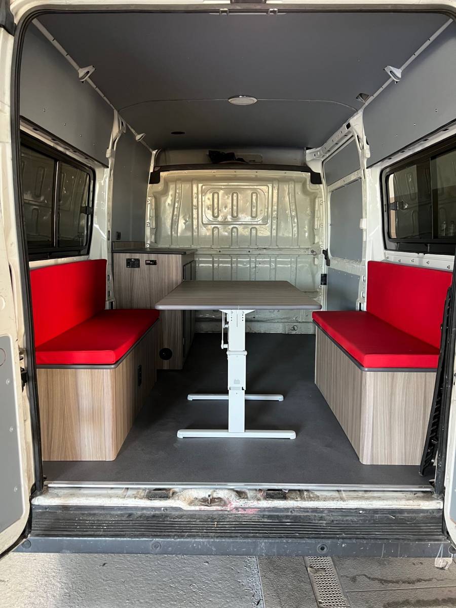 Fabrication d'un bureau mobile dans votre véhicule utilitaire à Manosque 04