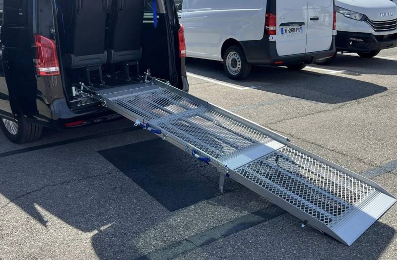 Pose d'une rampe pmr sur un utilitaire dans la région paca 
