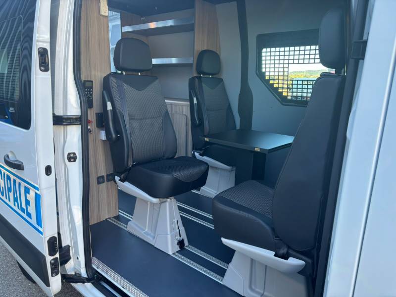 Transformation d'un utilitaire en véhicule de police municipale dans la région paca 