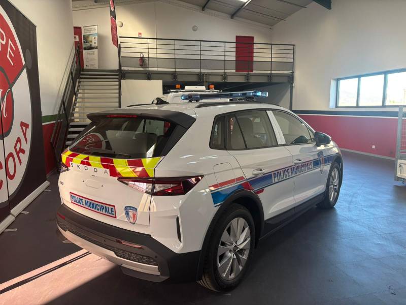 Transformation d'une Skoda en véhicule professionnel pour la police municipale dans les alpes de haute provence 04 