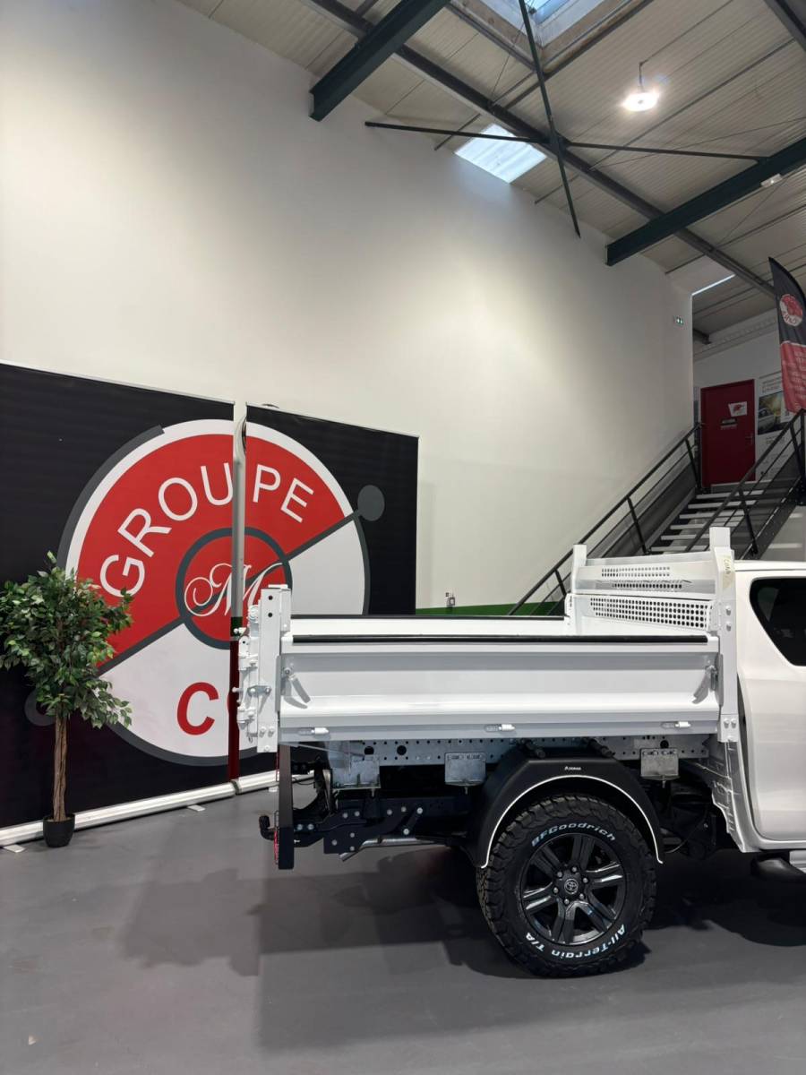 Un toyota hilux transformé avec une benne dans les alpes de haute provence 04