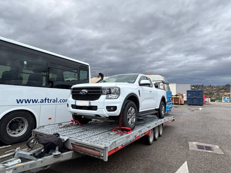 Toyota Hilux équipé de protection de soubassement et d'un snorkel dans la région paca 