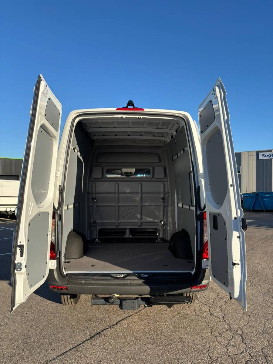 Installation d'une cabine approfondie Mercedes Sprinter à Manosque 04 proche d'Aix en Provence 13