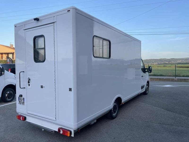 Renault Master équipé pour accueillir un simulateur de soudage à Istres 13