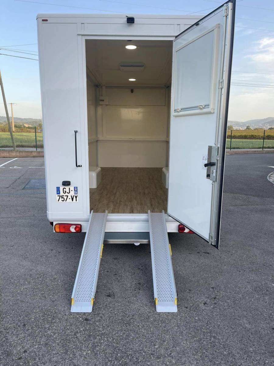 Renault Master équipé pour accueillir un simulateur de soudage à Istres 13