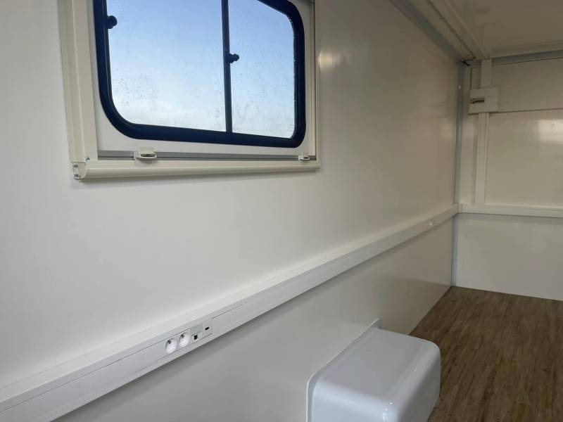 Renault Master équipé pour accueillir un simulateur de soudage à Istres 13