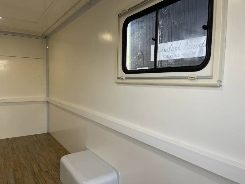 Renault Master équipé pour accueillir un simulateur de soudage à Istres 13