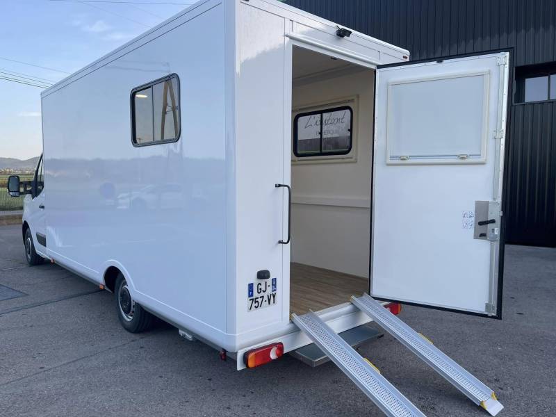 Renault Master équipé pour accueillir un simulateur de soudage à Istres 13