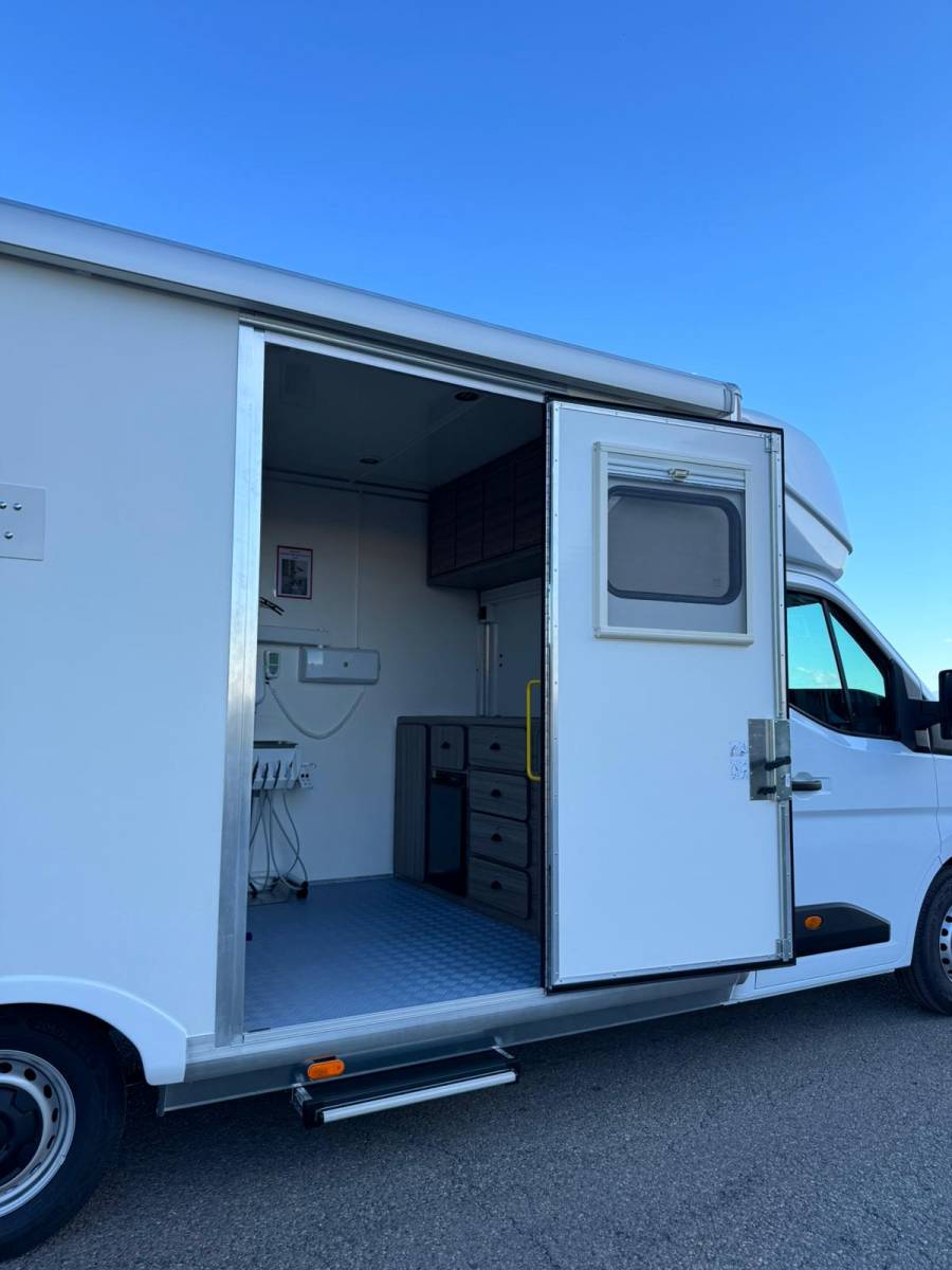 Aménagement utilitaire en un médicobus dans la région Paca 