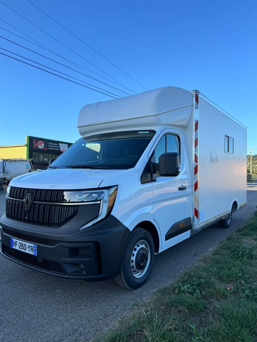 Transformation utilitaire en médicobus dans la région Paca