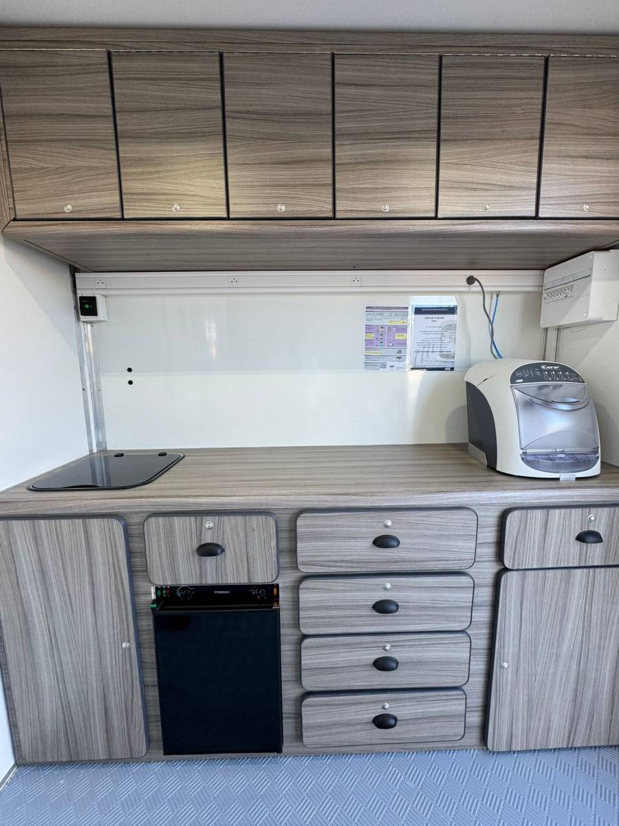 Installation rangement dans un médicobus à Manosque dans la région PACA 