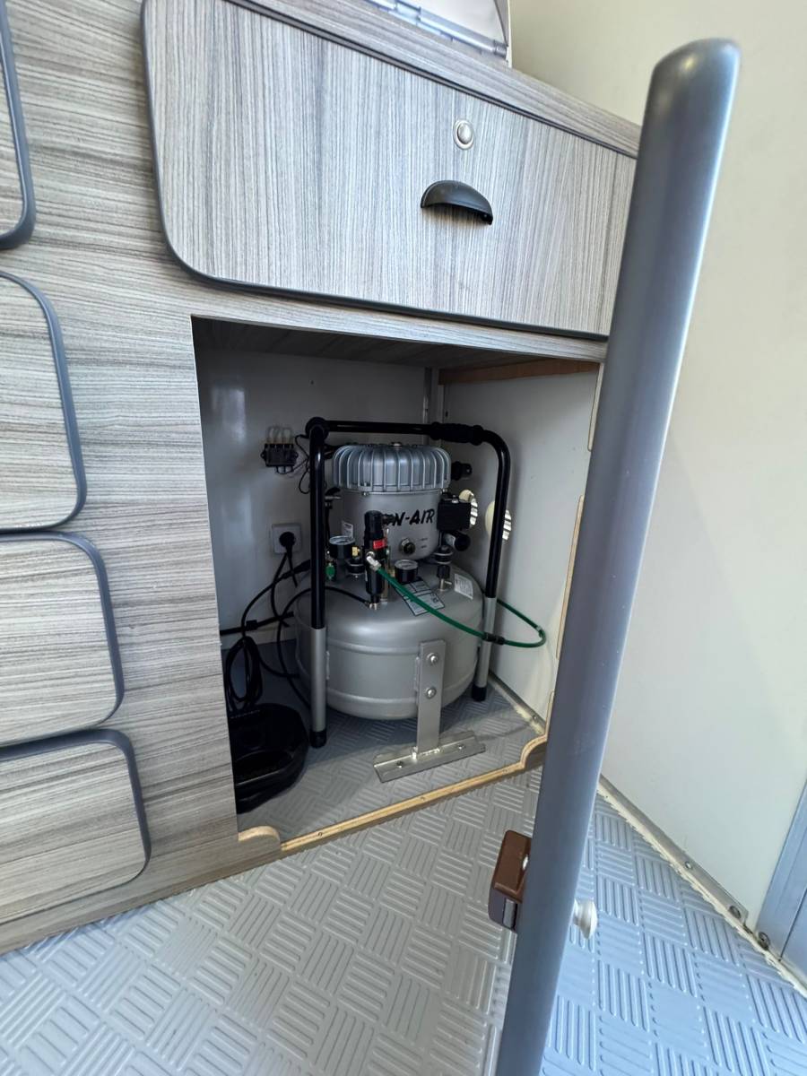 Pose rangement dans un médicobus dans les Alpes Maritimes 04