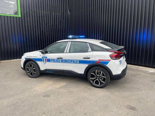 Transformation d'un Citroën C4 en véhicule de police municipale dans la région paca 