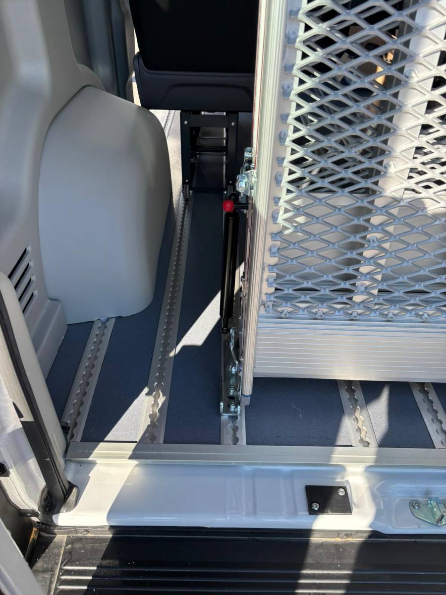 Ajout d'une rampe et siège modulables dans un Citroen Jumper